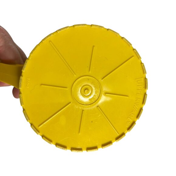 Vintage Tupperware Harvest Gold Yellow 2 Quart Pitcher White Push Button Lid - Picture 6 of 12